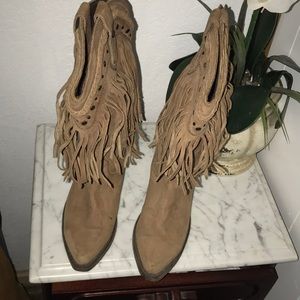 I’m selling a pair of brown cowgirl boots.